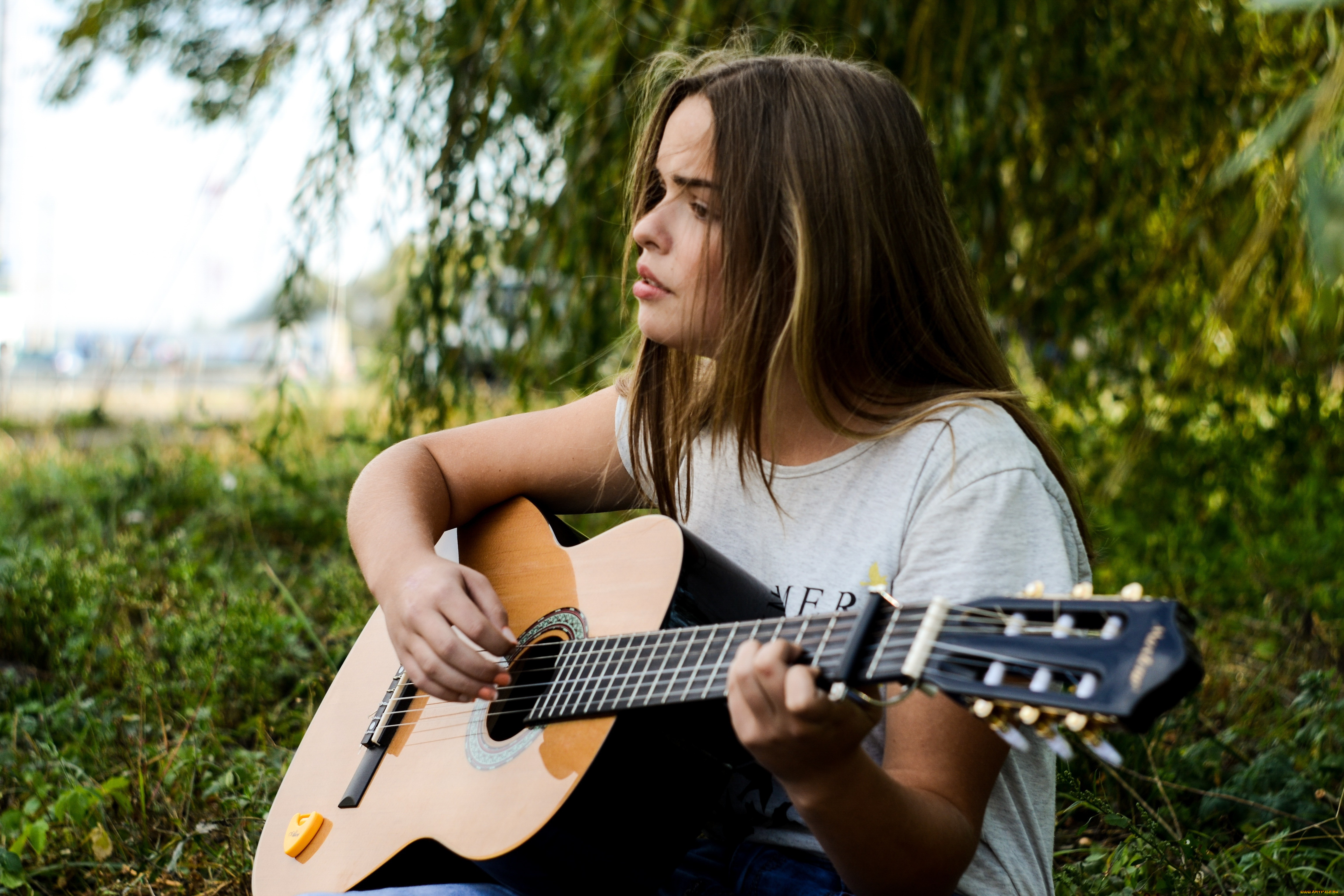 Песни играют рекламе. Девушка с гитарой. Девушка с электрогитарой. Девочка с гитарой. Фотосессия с гитарой.